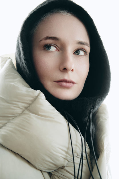Cashmere hood 288J – button fastening detail at neck