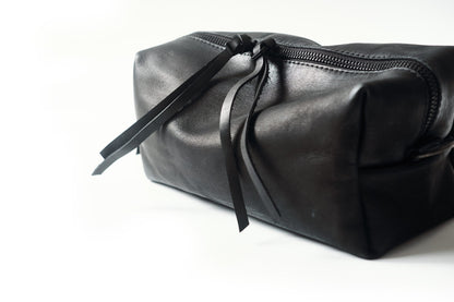 Shaving bag 1321A – side view showing depth