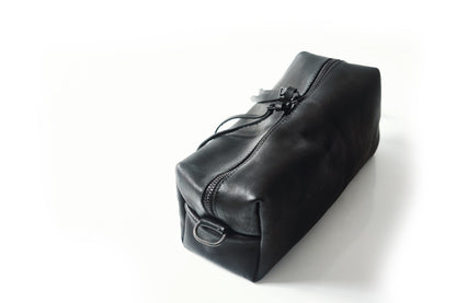 Shaving bag 1321A – cow leather texture closeup