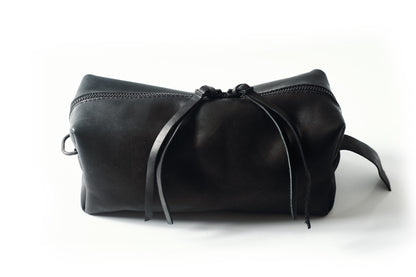 Shaving bag 1321A – flat lay with toiletries