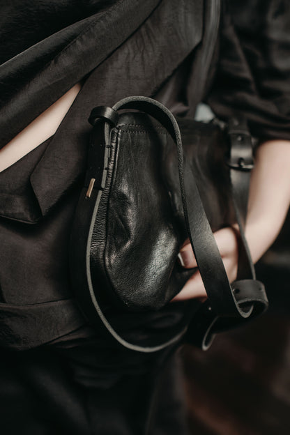 Horse leather crossbody 286Y – texture closeup