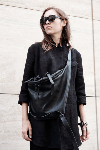 Cow leather shoulder bag 164-1Y – detail of blued steel hardware