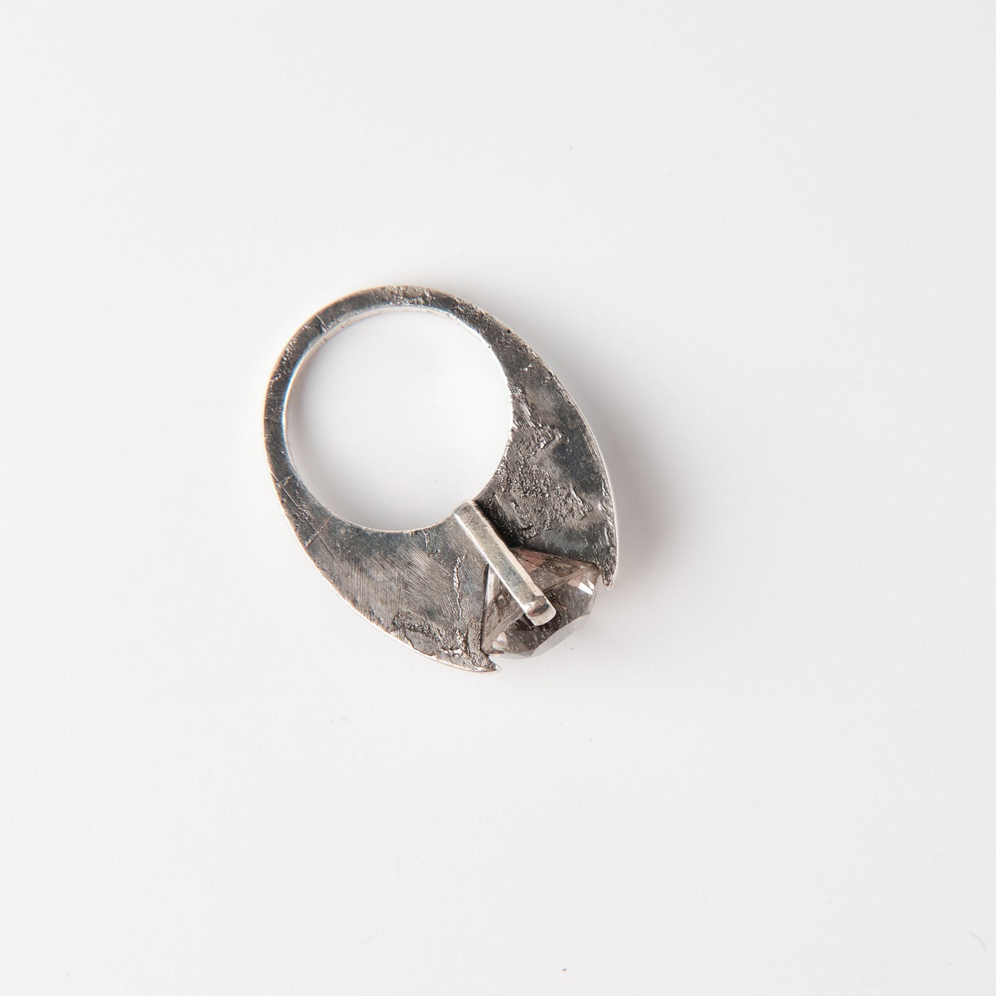 CULT VII Terra Brute ring crystal, size 16 — 手に着けた様子