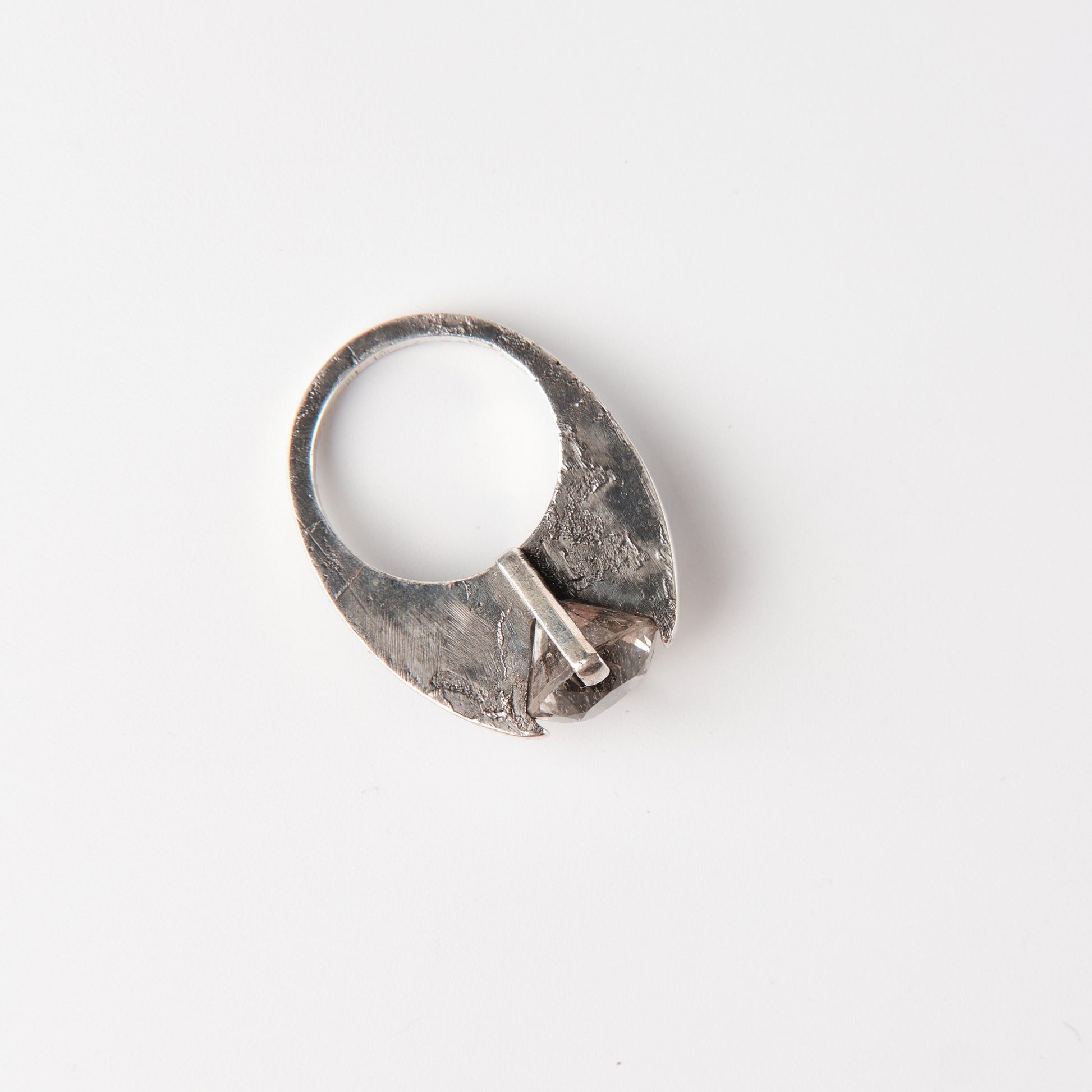 CULT VII Terra Brute ring crystal, size 16 — 手に着けた様子