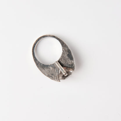 CULT VII Terra Brute ring crystal, size 16 — 手に着けた様子