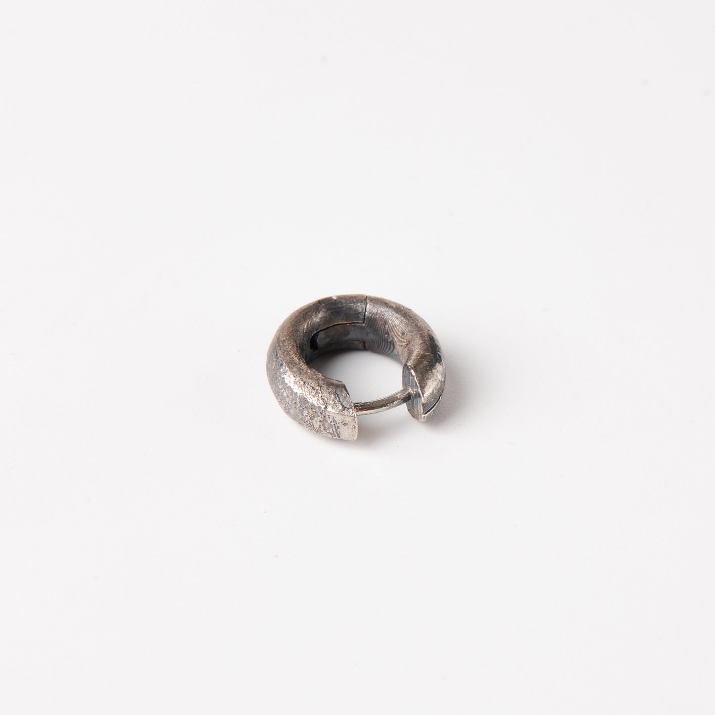 CULT VII Terra Brute Hoop black — détail de texture