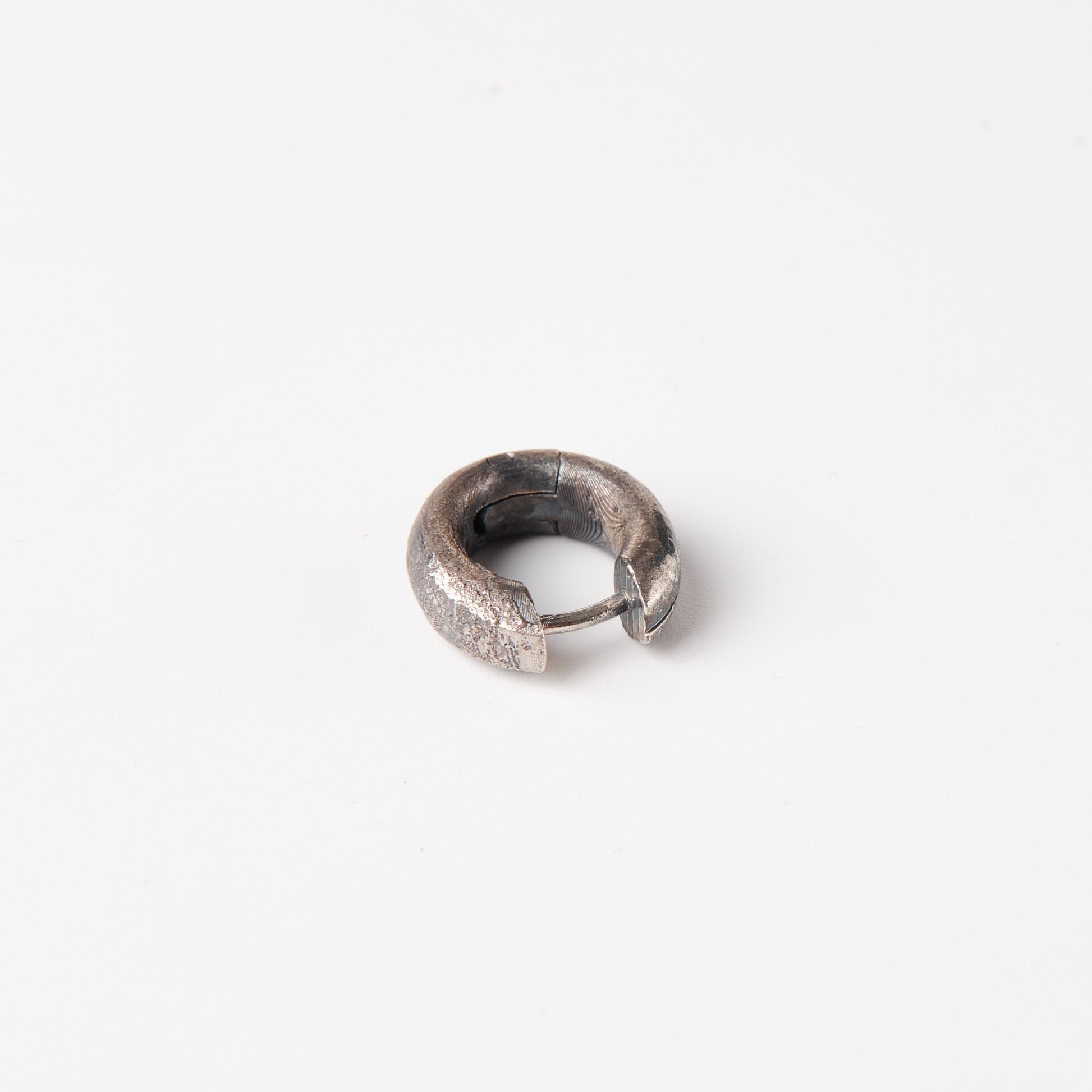 CULT VII Terra Brute Hoop black — détail de texture