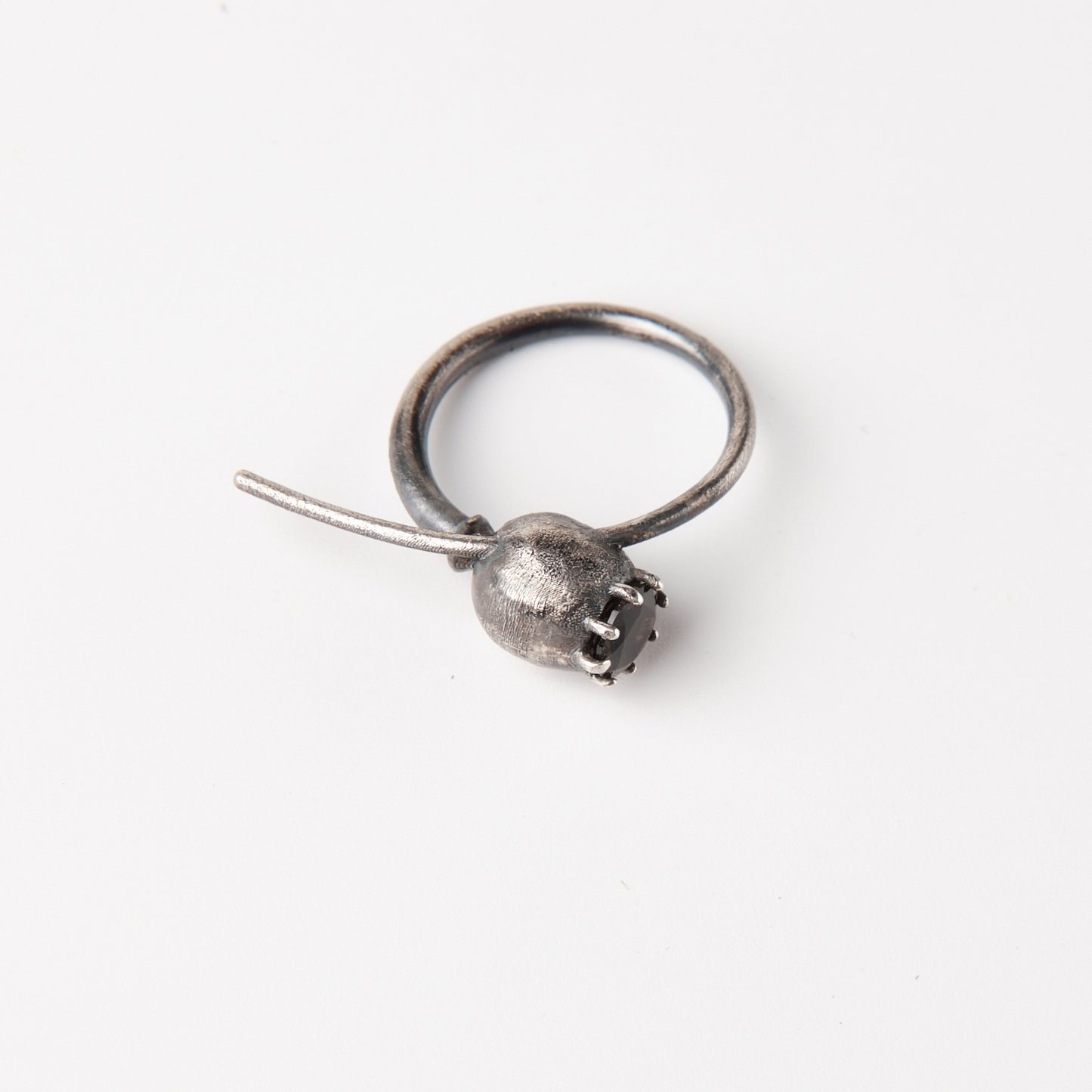 CULT VII Poppy Rauch ring black — bague coquelicot en argent avec quartz fumé