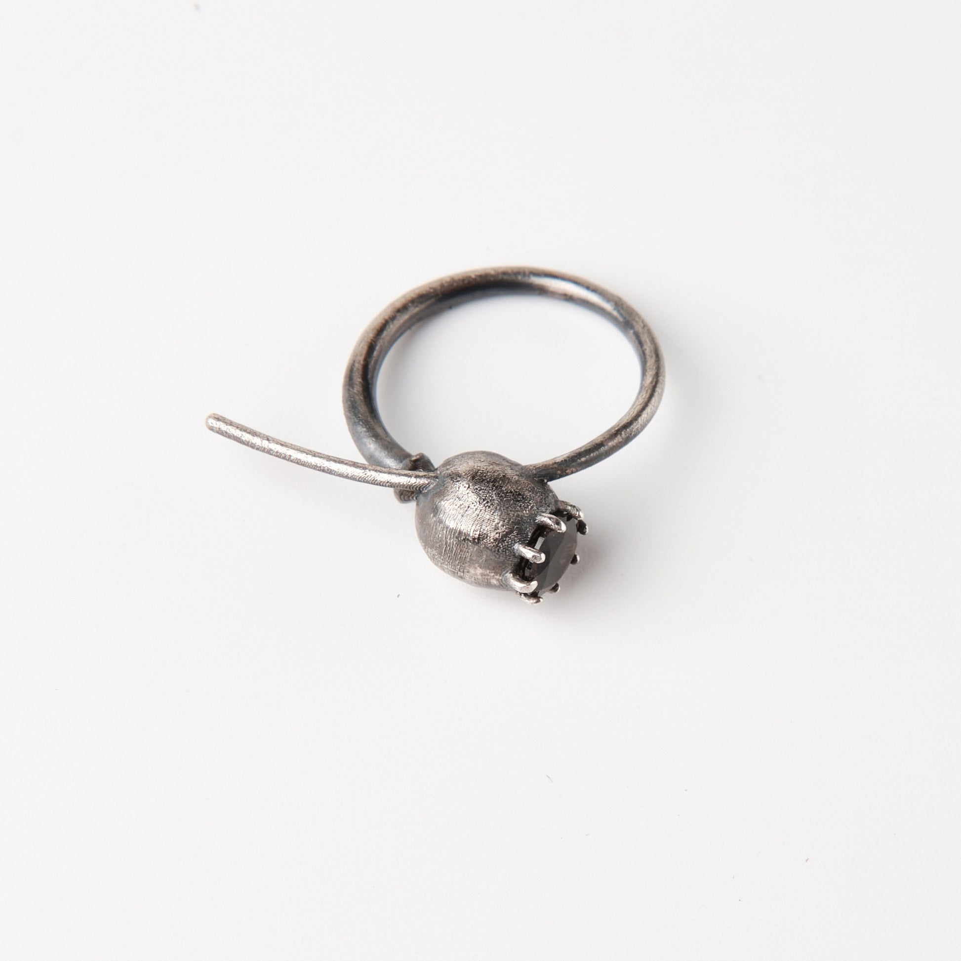 CULT VII Poppy Rauch ring black — bague coquelicot en argent avec quartz fumé
