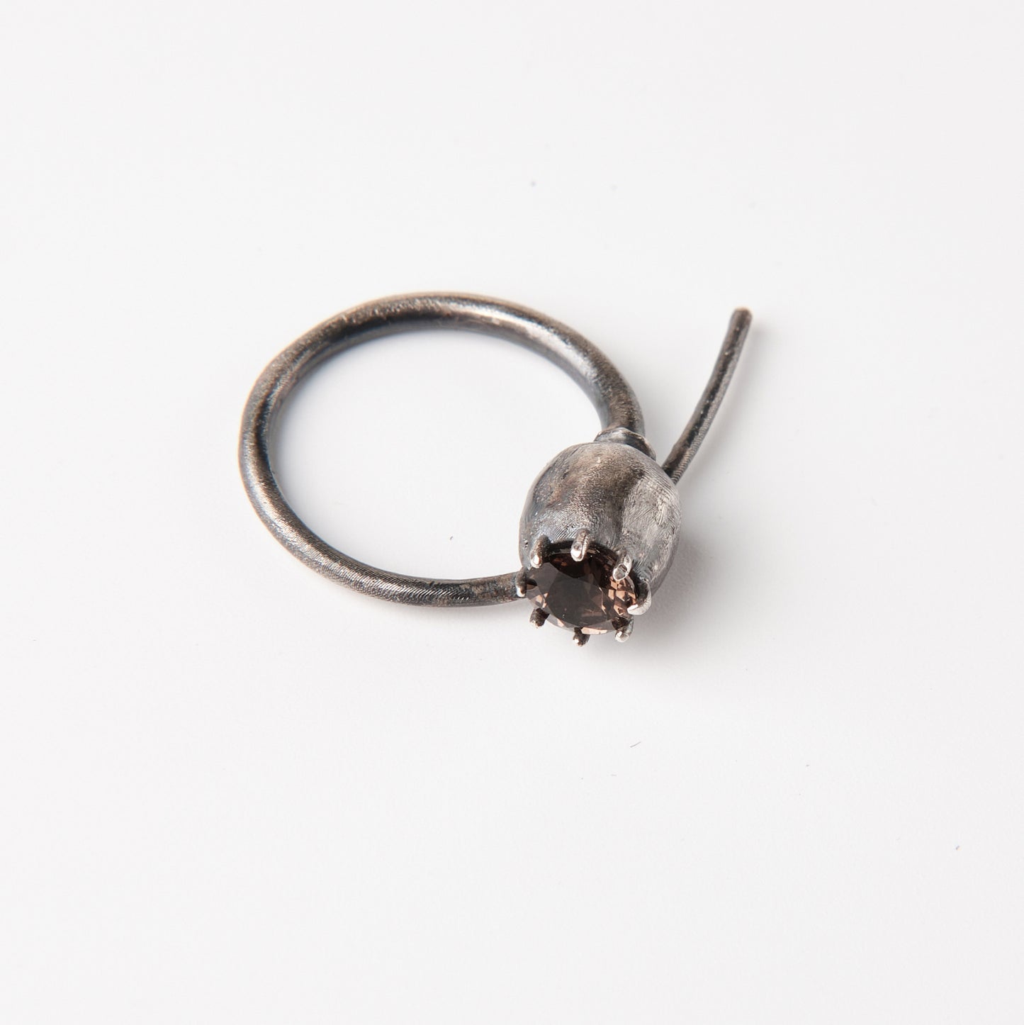 CULT VII Poppy Rauch ring black — détail