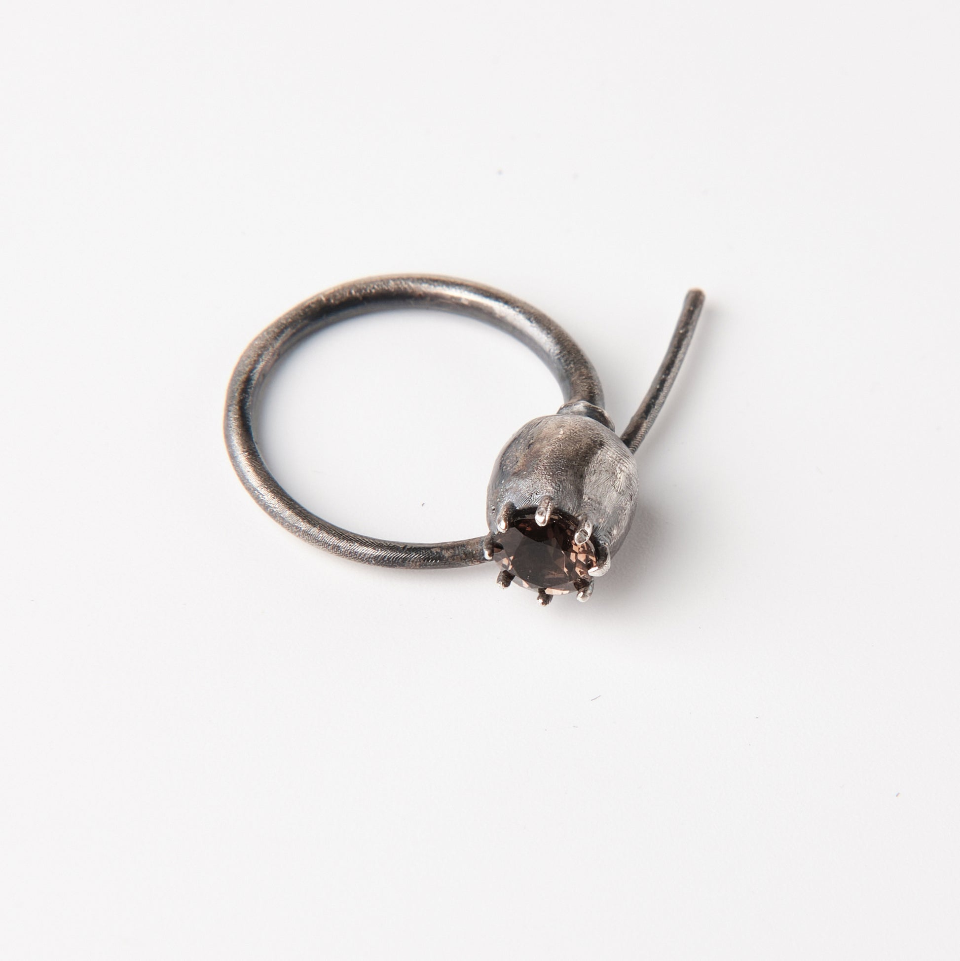 CULT VII Poppy Rauch ring black — détail