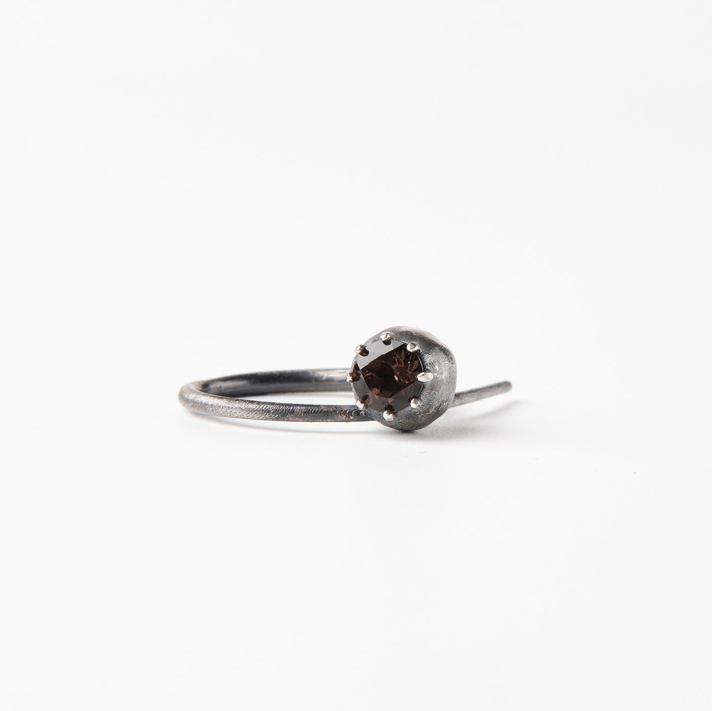 CULT VII Poppy Rauch ring black — vue en angle