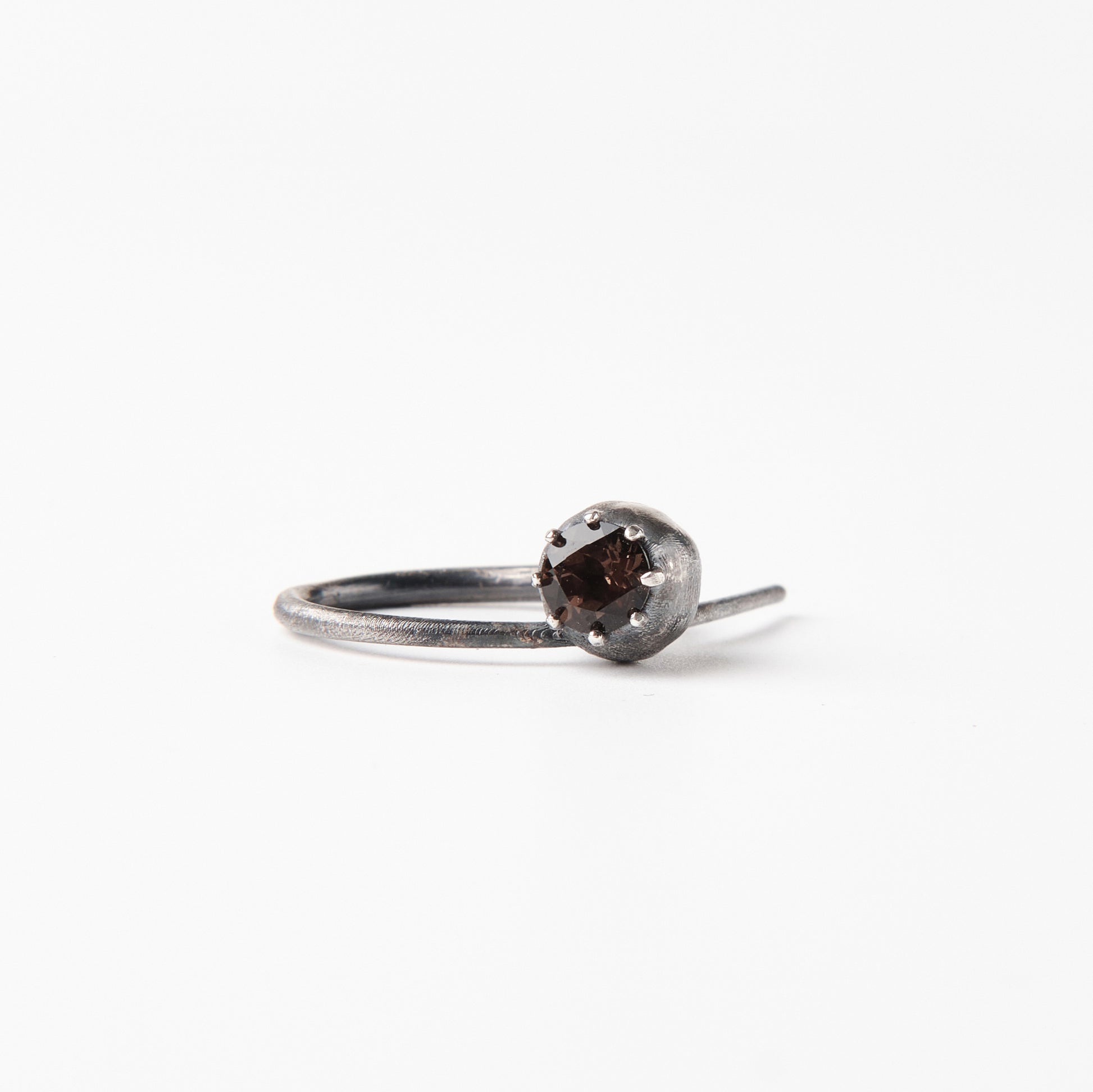 CULT VII Poppy Rauch ring black — vue en angle