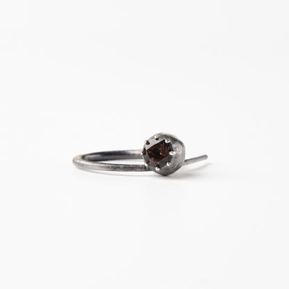 CULT VII Poppy Rauch ring black — vue en angle