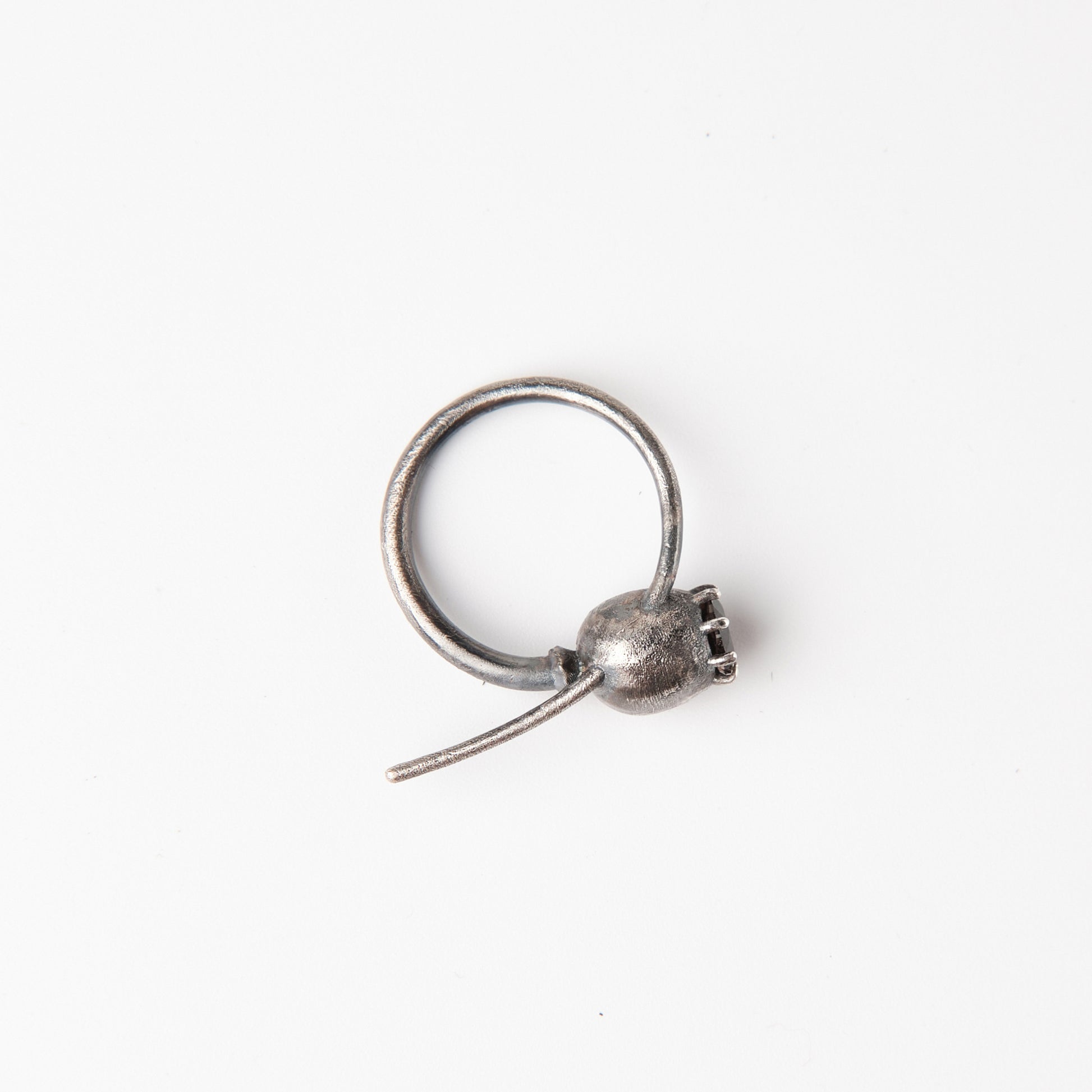 CULT VII Poppy Rauch ring black — gros plan sur le quartz fumé
