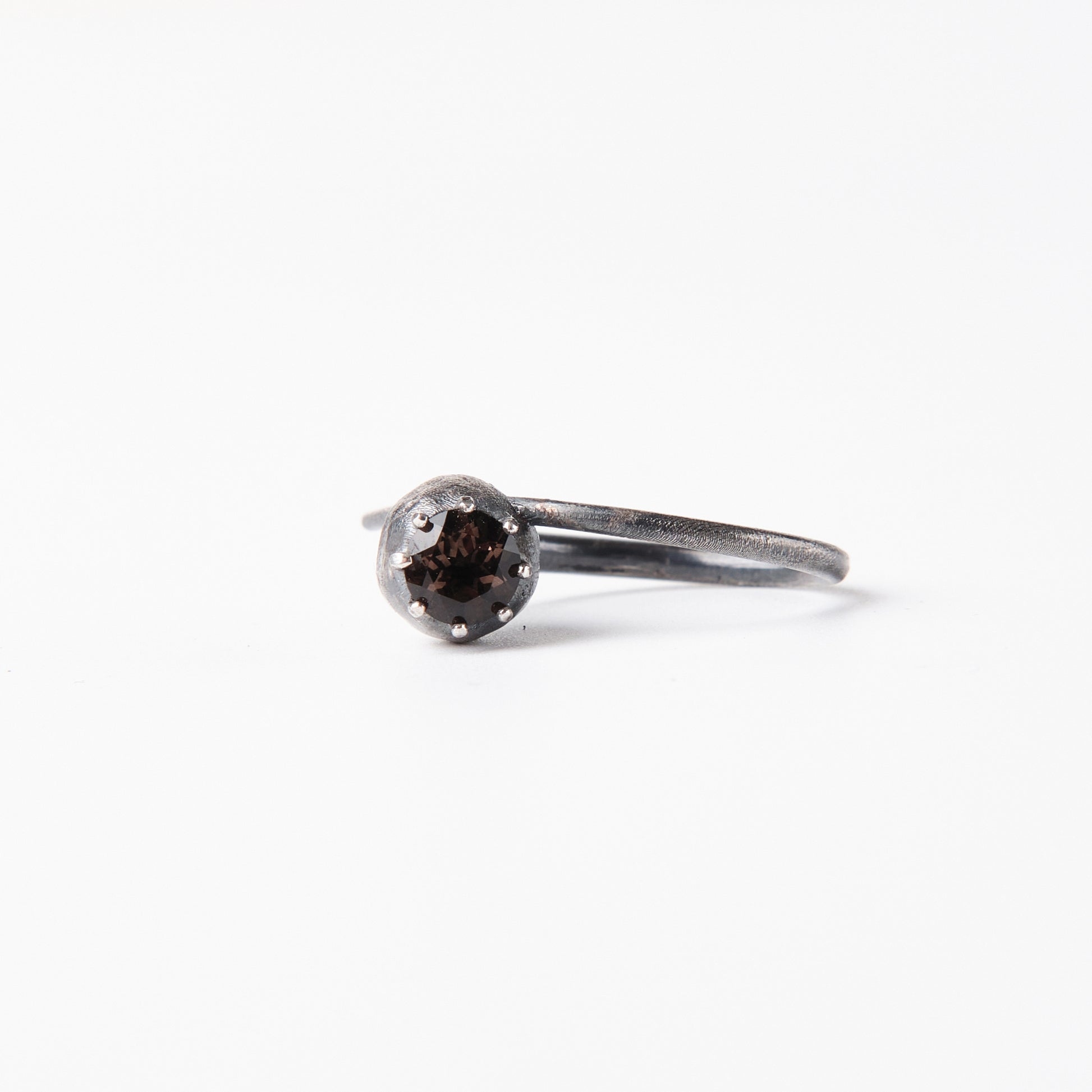 CULT VII Poppy Rauch ring black — vue de côté