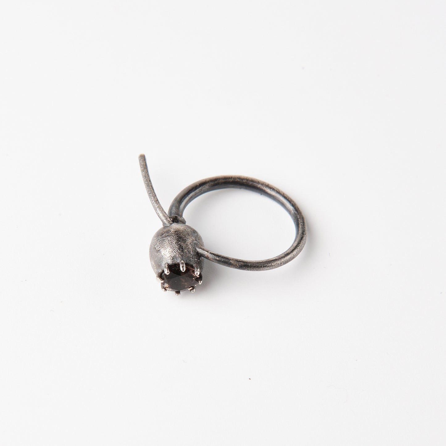 CULT VII Poppy Rauch ring black — porté à la main
