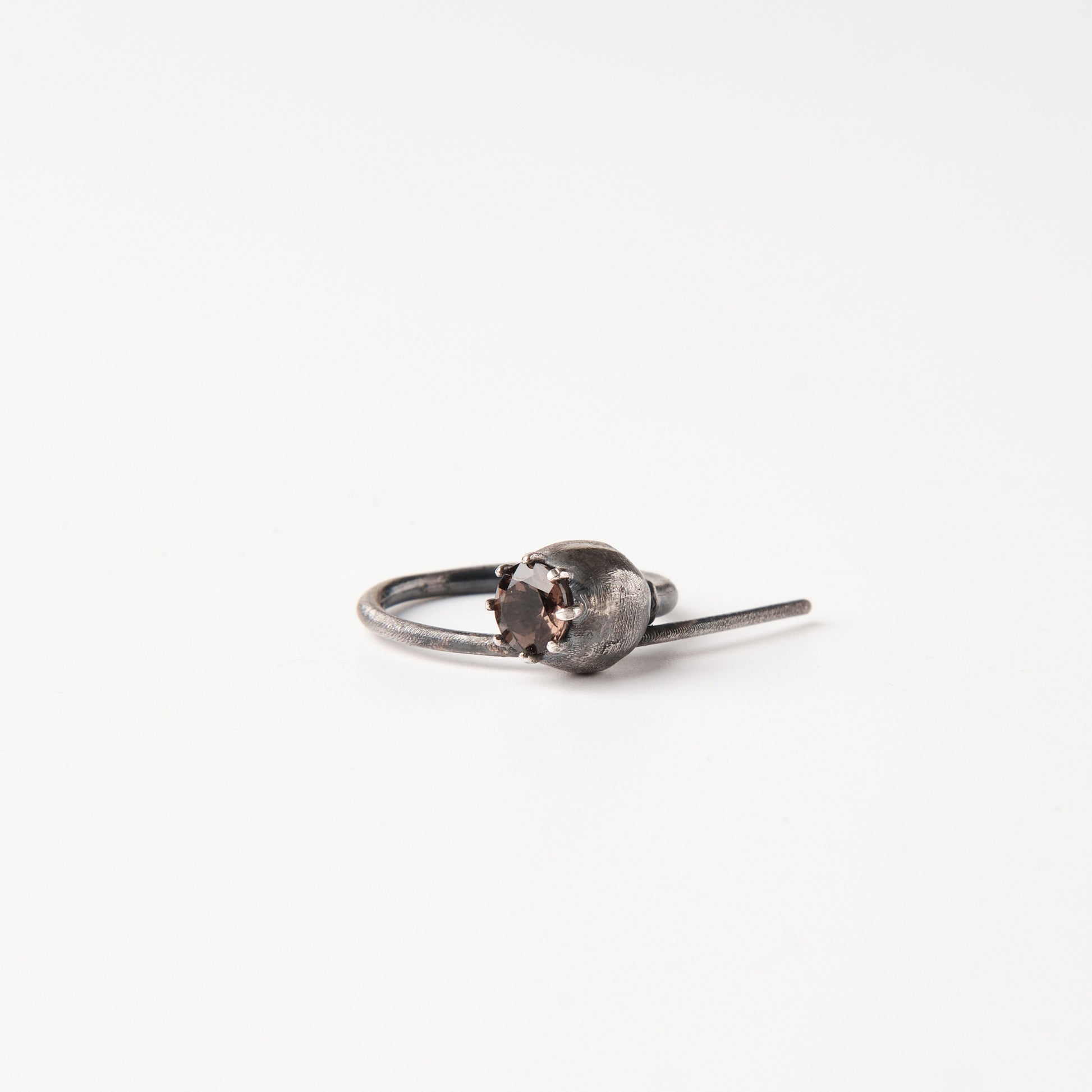 CULT VII Poppy Rauch ring black — autre angle