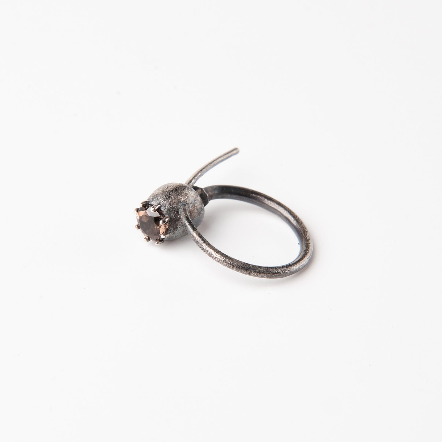 CULT VII Poppy Rauch ring black — photo lifestyle