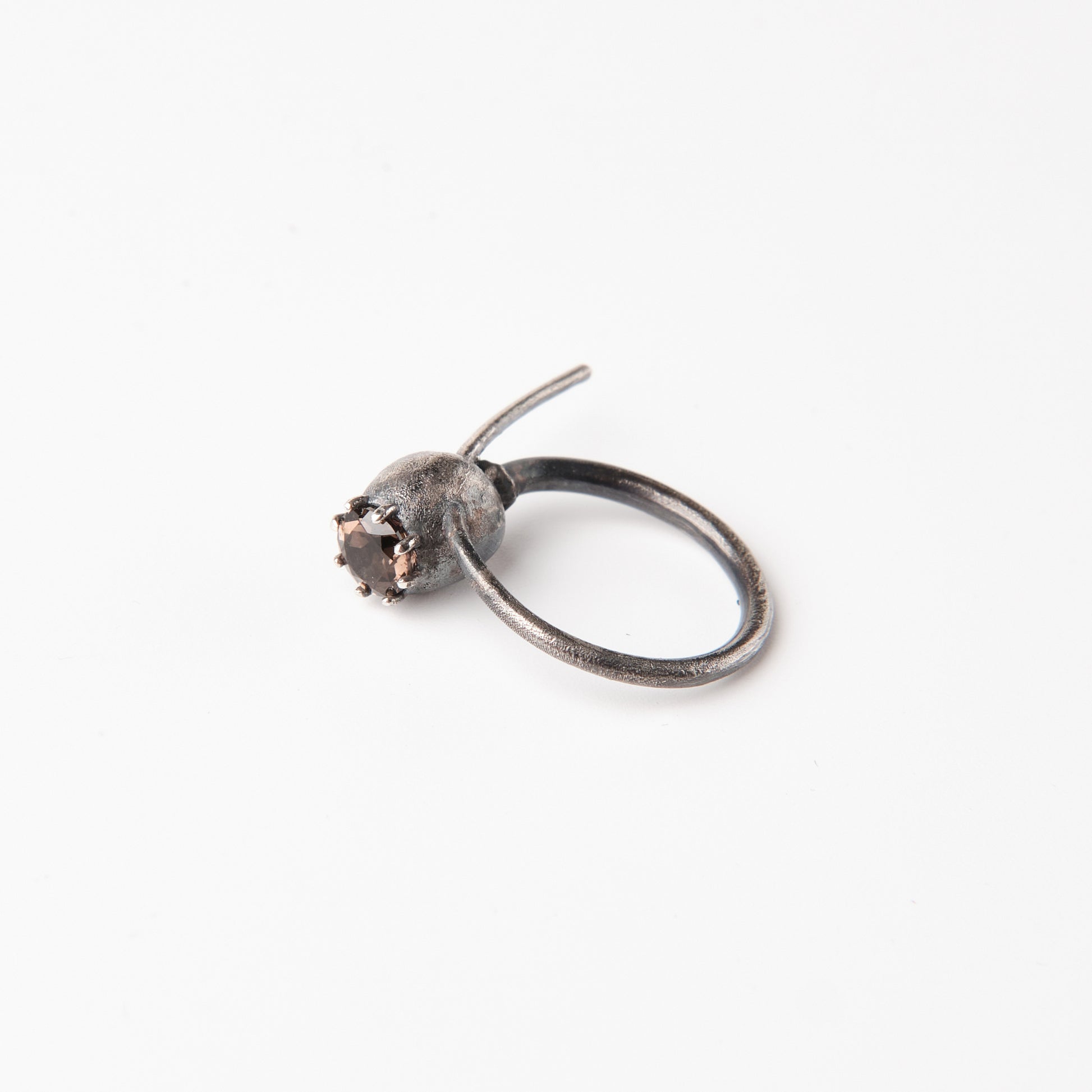CULT VII Poppy Rauch ring black — photo lifestyle