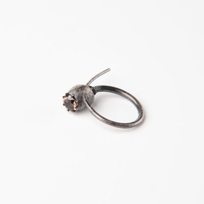 CULT VII Poppy Rauch ring black — photo lifestyle