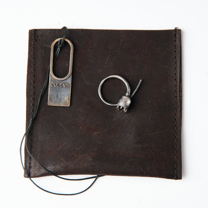 CULT VII Poppy Rauch ring black — détail rapproché
