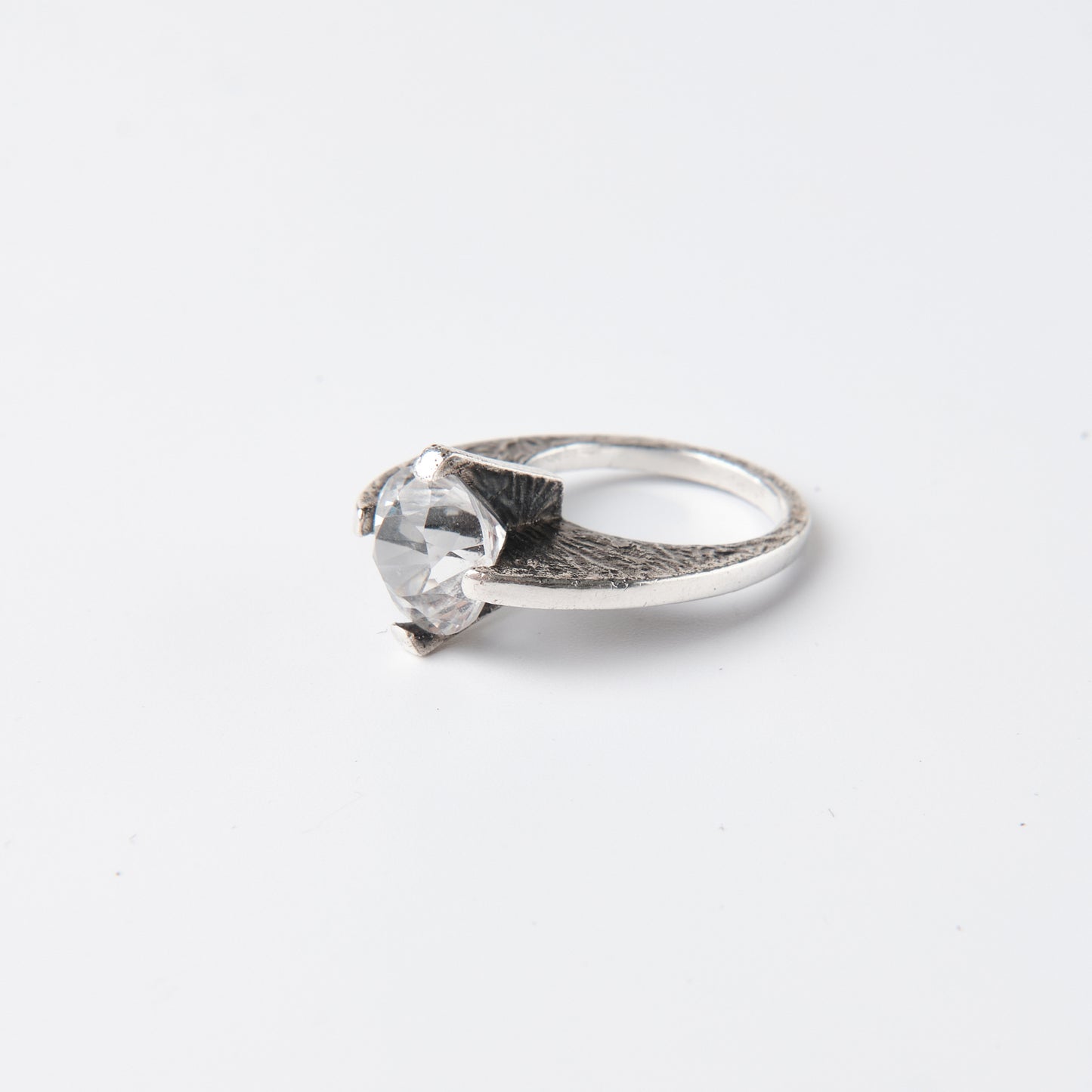 CULT VII Terra Brute ring crystal, size 17.5 — porté à la main