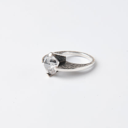 CULT VII Terra Brute ring crystal, size 17.5 — porté à la main