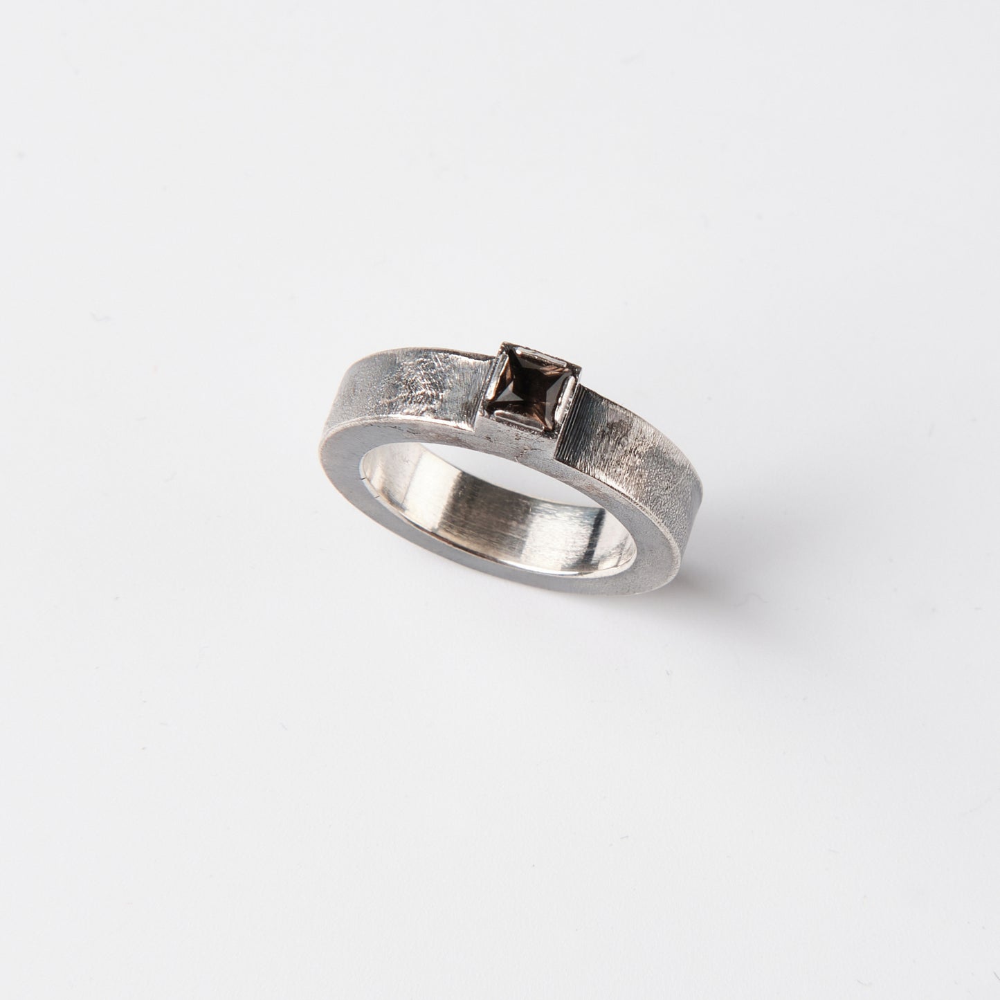 CULT VII Poppy Seed 2 Rauch ring — 手に着けた様子