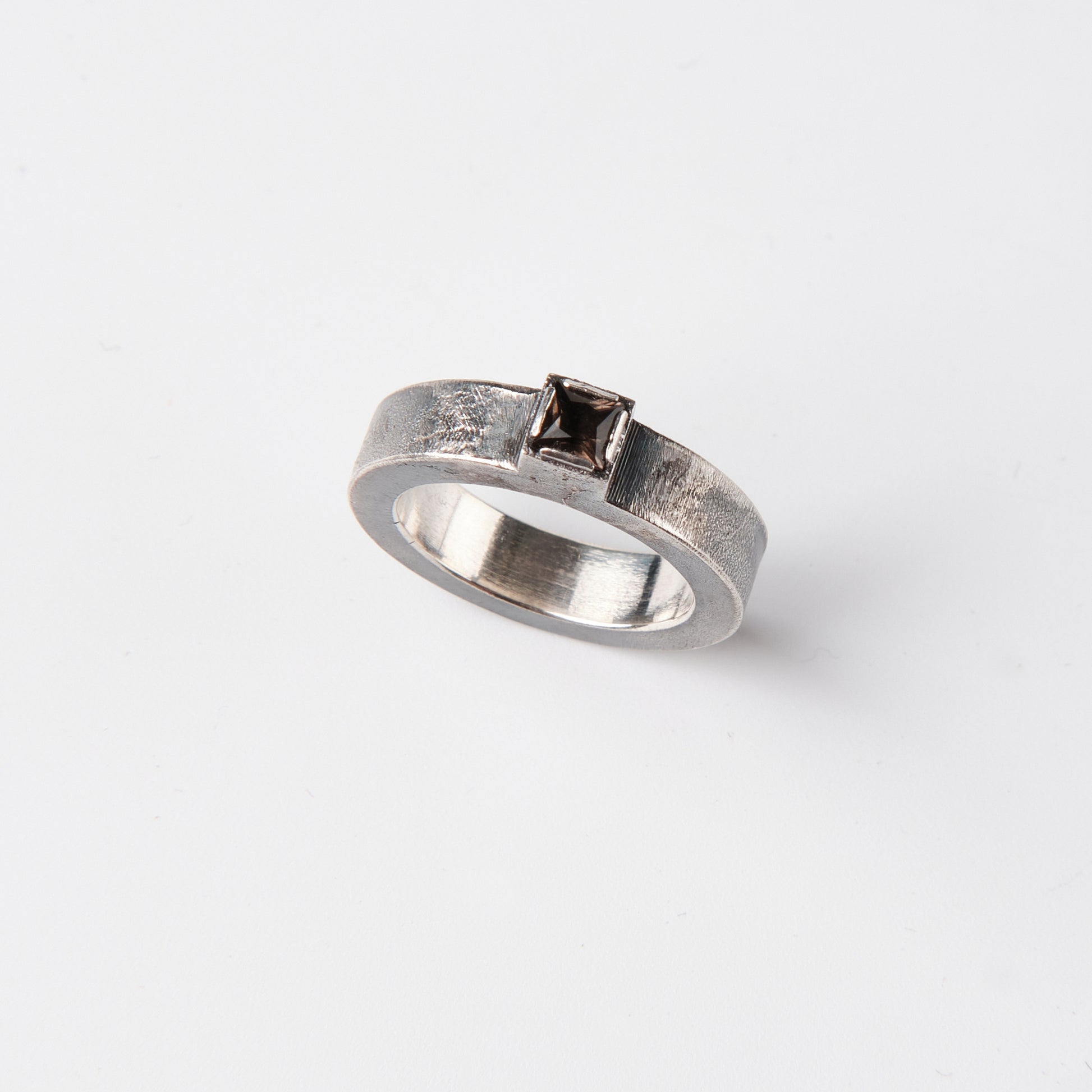 CULT VII Poppy Seed 2 Rauch ring — 手に着けた様子