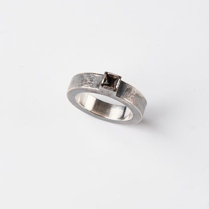 CULT VII Poppy Seed 2 Rauch ring — 手に着けた様子
