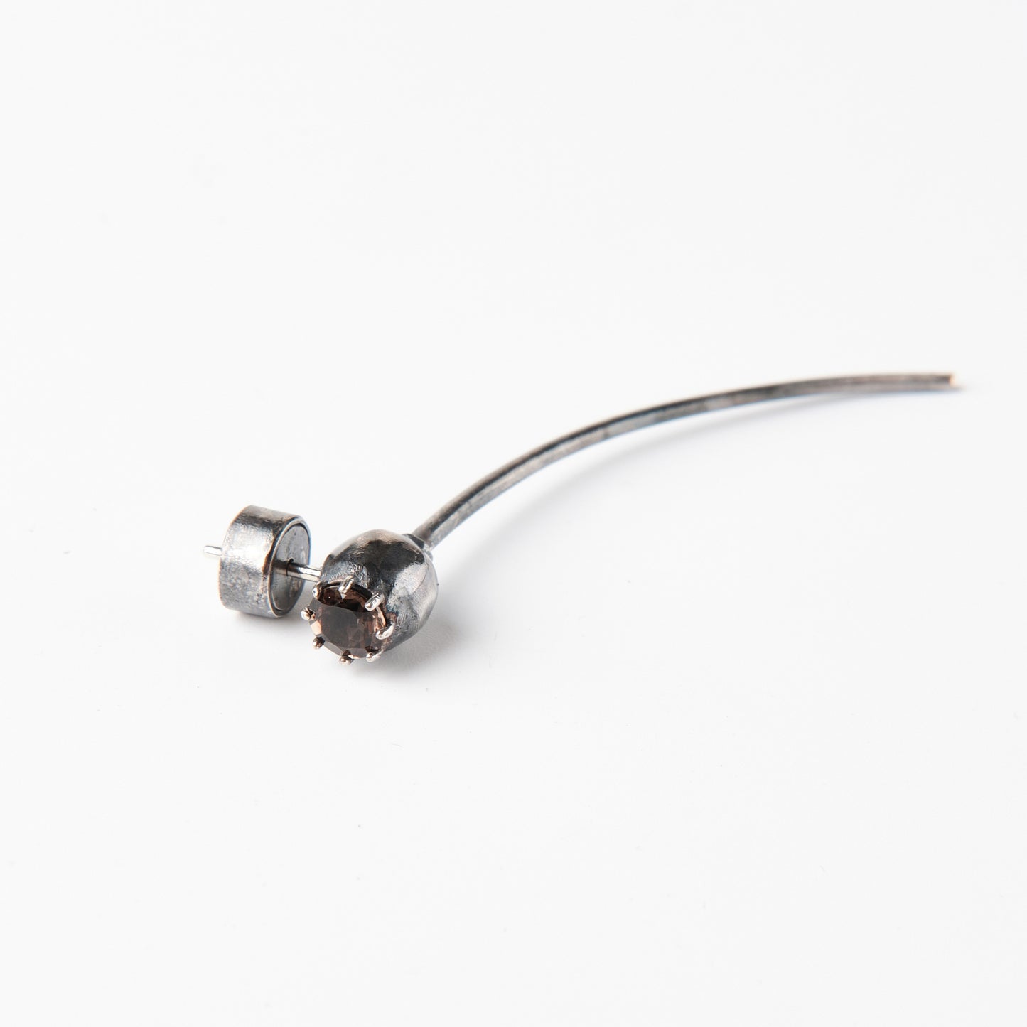 CULT VII Poppy Bloom Rauch earring black — boucle d'oreille unique en argent avec quartz fumé