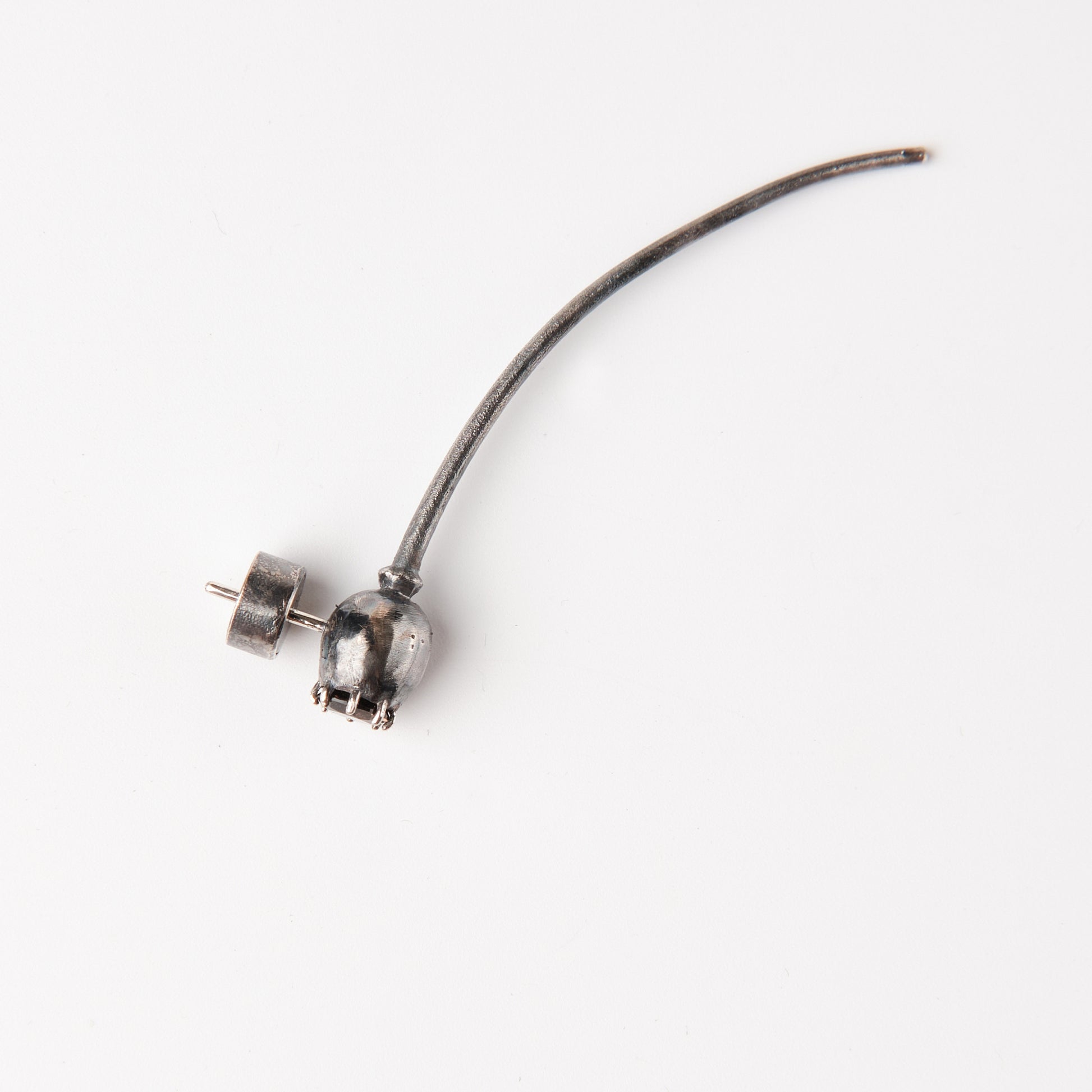 CULT VII Poppy Bloom Rauch earring black — vue en angle