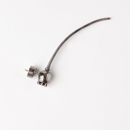 CULT VII Poppy Bloom Rauch earring black — vue en angle