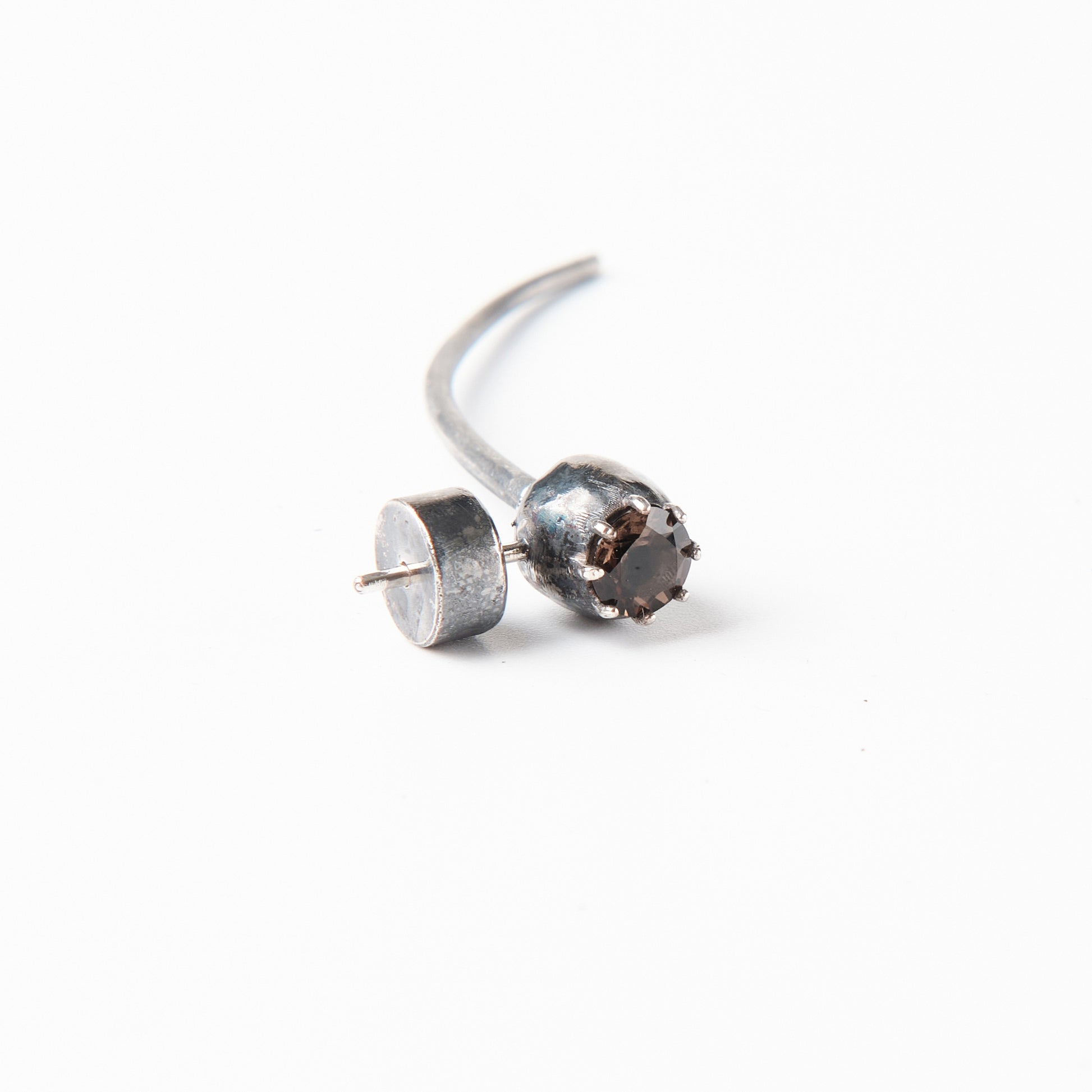 CULT VII Poppy Bloom Rauch earring black — gros plan sur le quartz fumé