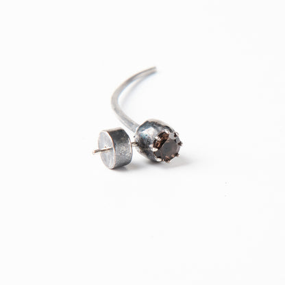 CULT VII Poppy Bloom Rauch earring black — gros plan sur le quartz fumé