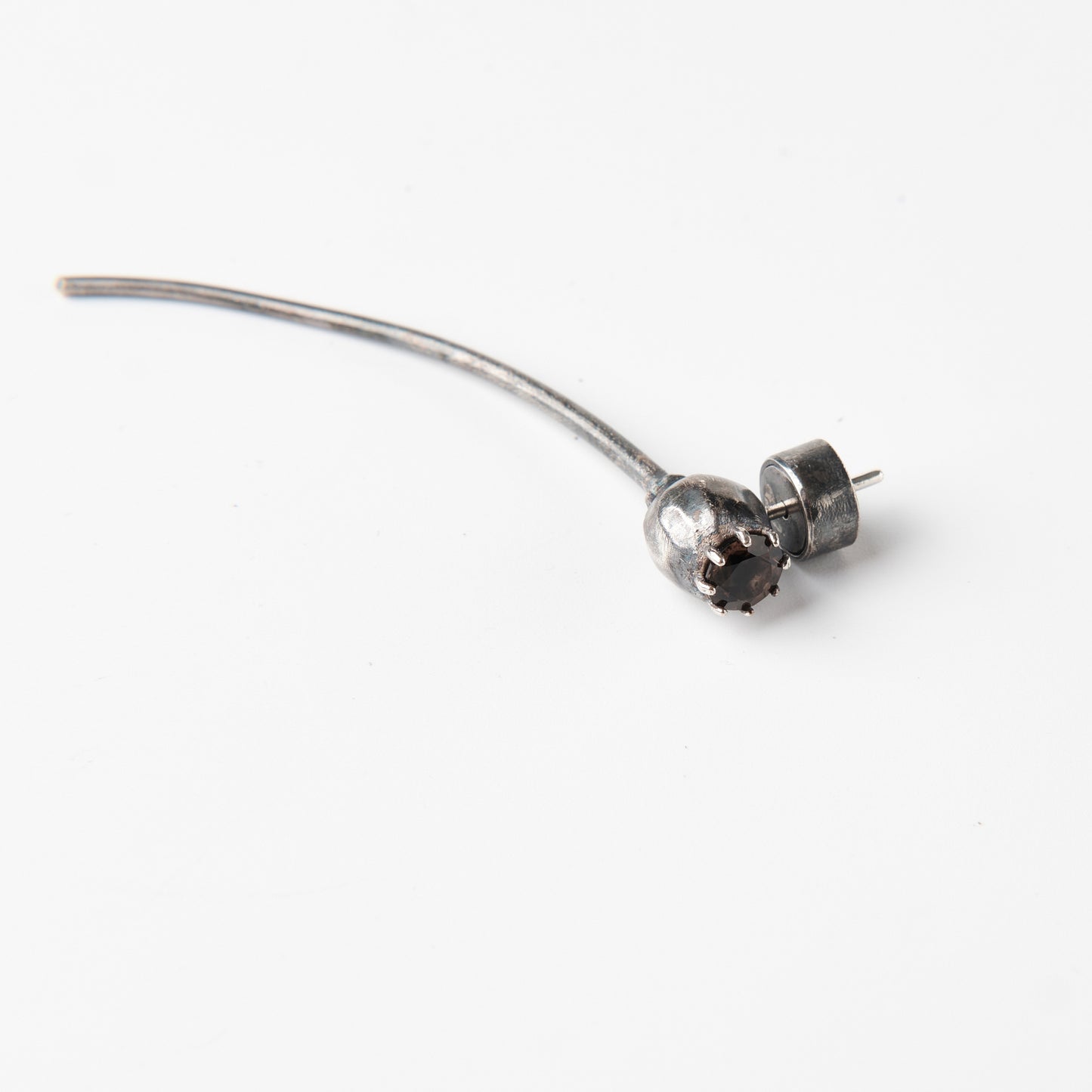 CULT VII Poppy Bloom Rauch earring black — porté