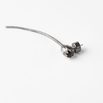 CULT VII Poppy Bloom Rauch earring black — porté