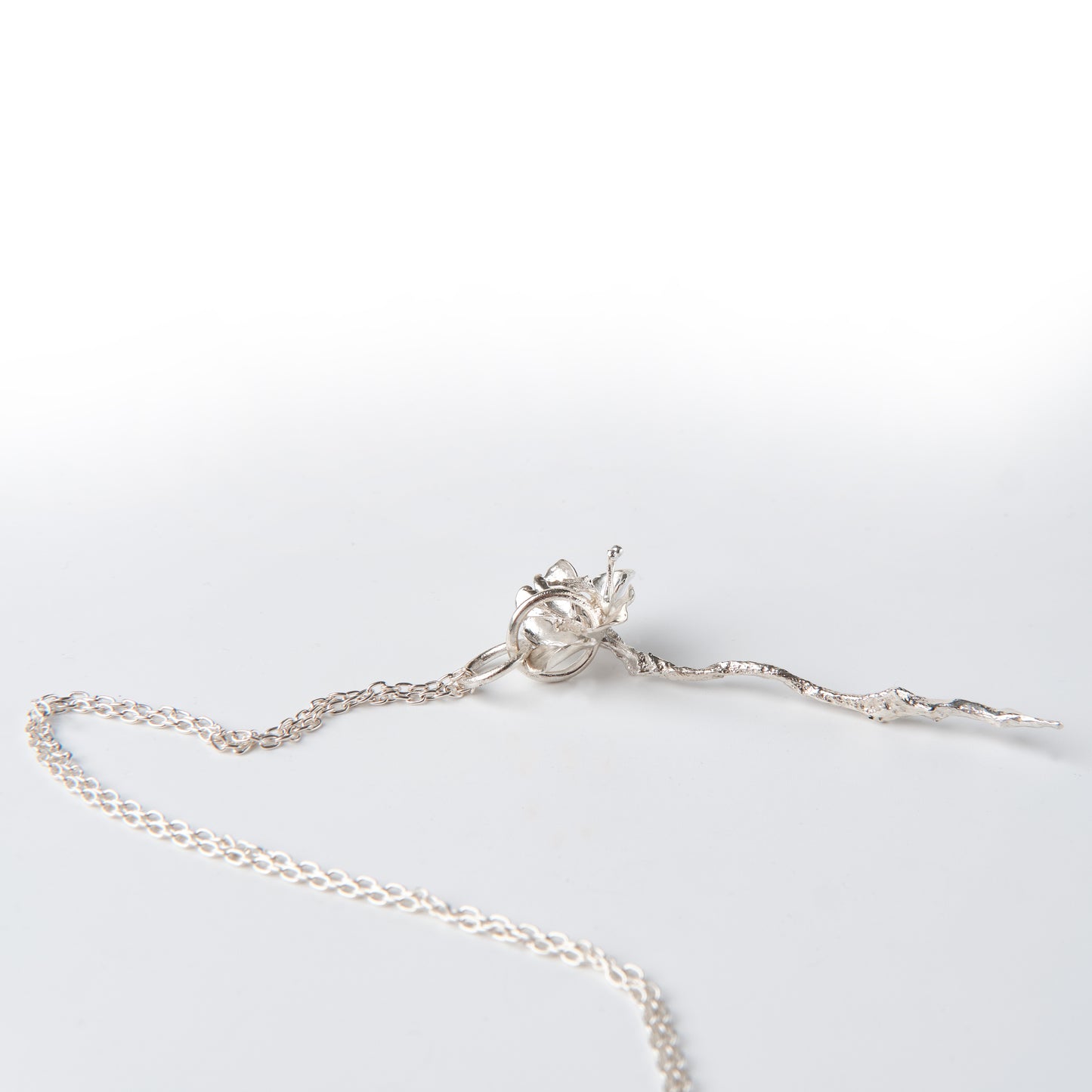 CULT VII Myosotis pendant — クローズアップディテール