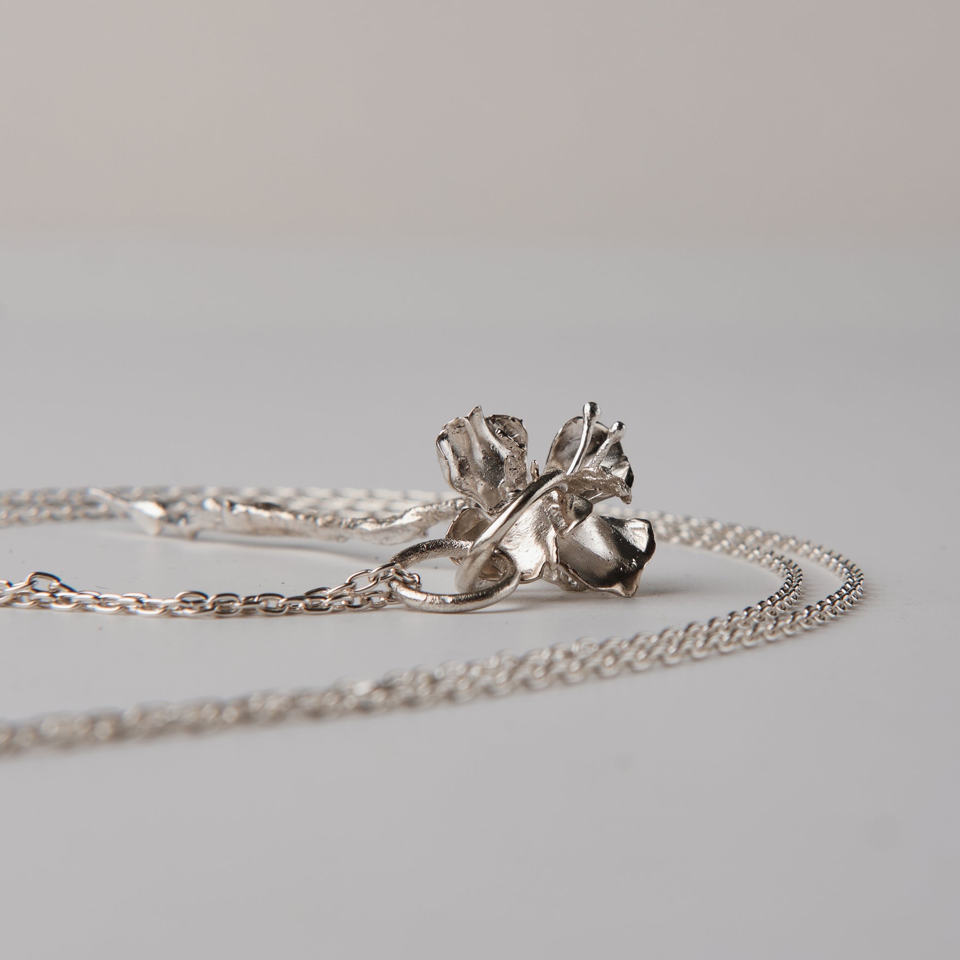 CULT VII Myosotis pendant — 花のディテール