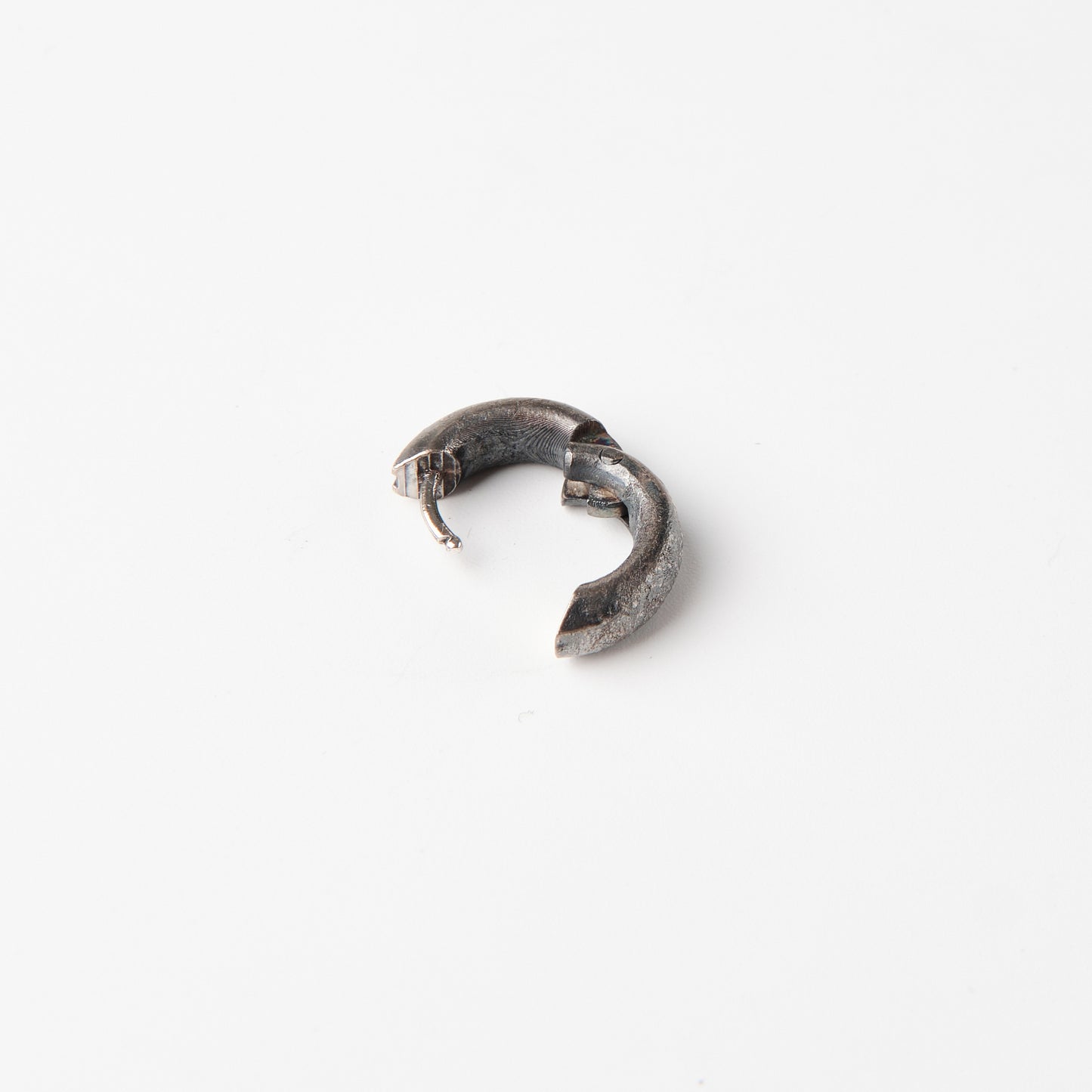 CULT VII Terra Brute Hoop black — photo lifestyle