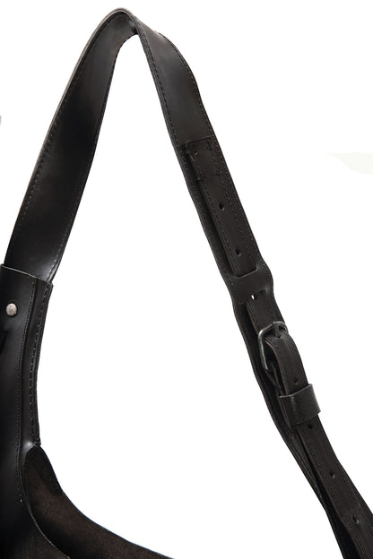 Mellow tote black – leather texture and patina closeup