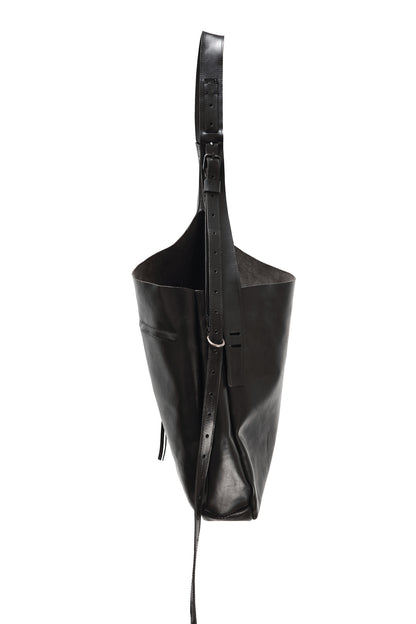 Mellow tote black – worn on shoulder, lifestyle shot