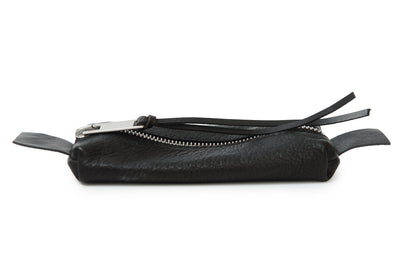Leather pouch 318A black – back view with hardware