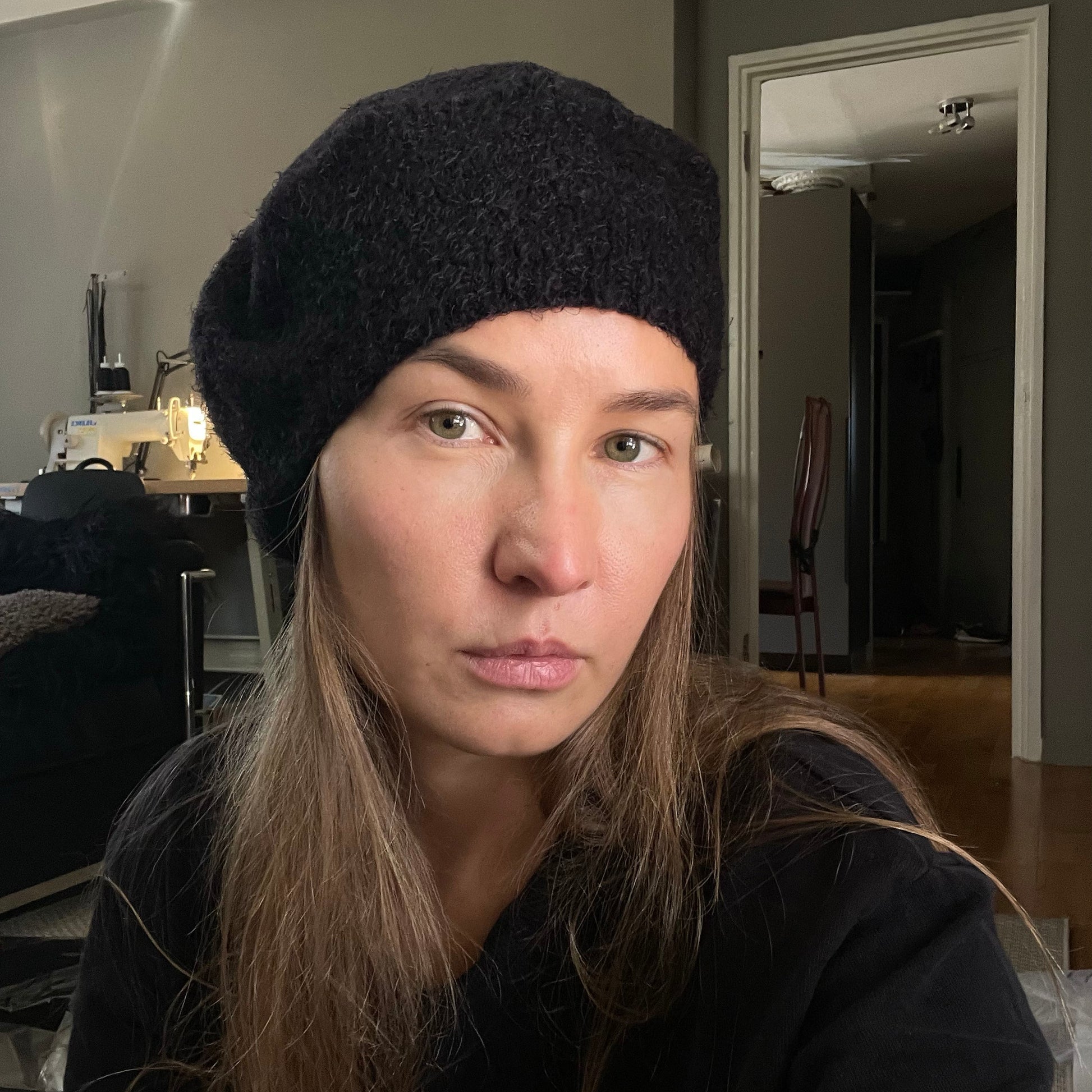 a°t’t” Beret T1560/1 worn in a lifestyle photograph, made for YTN №7