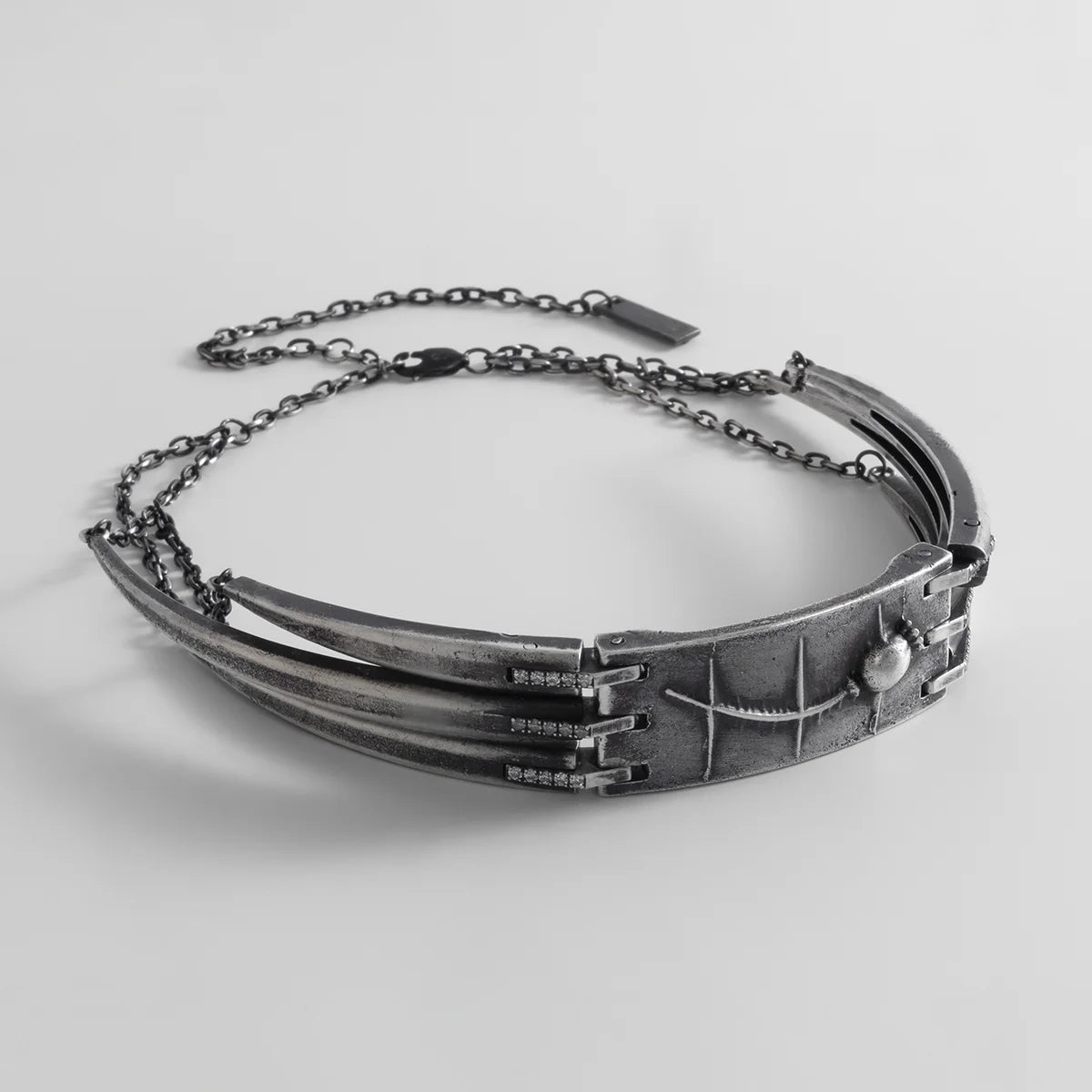 CULT VII Stillness necklace — ras-de-cou en argent avec patine et coquelicot