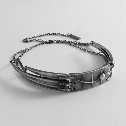 CULT VII Stillness necklace — ras-de-cou en argent avec patine et coquelicot